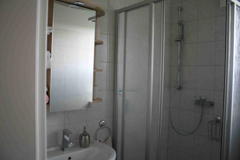 Uebernachtung Bei Michael - Ferienwohnung Росток Экстерьер фото